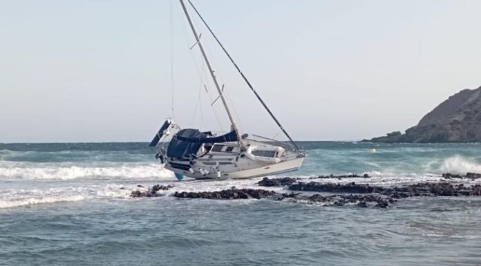 UN VELERO FRANCÉS CON DOS OCUPANTES NAUFRAGA FRENTE A LA PLAYA DE LA VALL EN MENORCA