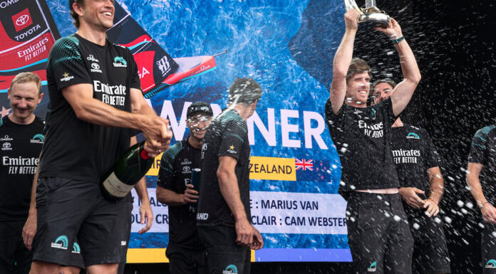 EMIRATES TEAM NEW ZEELAND GANA LA LOUIS VUITTON REGATA PRELIMINAR, PERO EL AMERICAN MAGIC AVISA
