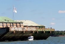 UNA BARCAZA ATROPELLÓ A UNA LANCHA CON CUATRO PESCADORES