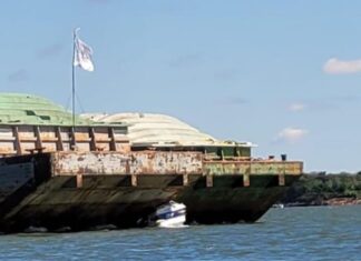 UNA BARCAZA ATROPELLÓ A UNA LANCHA CON CUATRO PESCADORES