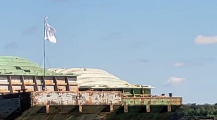 UNA BARCAZA ATROPELLÓ A UNA LANCHA CON CUATRO PESCADORES