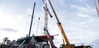 CAEL EL BARCO DEL EMIRATES TEAM NEW ZEALAND A TIERRA