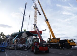 CAEL EL BARCO DEL EMIRATES TEAM NEW ZEALAND A TIERRA