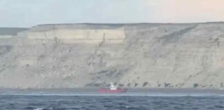 UN BARCO PESQUERO QUEDÓ VARADO EN LA BOCA DEL GOLFO NUEVO