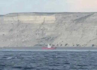 UN BARCO PESQUERO QUEDÓ VARADO EN LA BOCA DEL GOLFO NUEVO