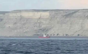 UN BARCO PESQUERO QUEDÓ VARADO EN LA BOCA DEL GOLFO NUEVO
