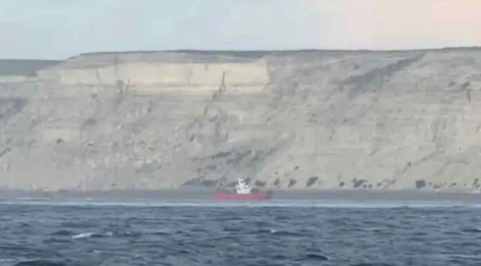 UN BARCO PESQUERO QUEDÓ VARADO EN LA BOCA DEL GOLFO NUEVO