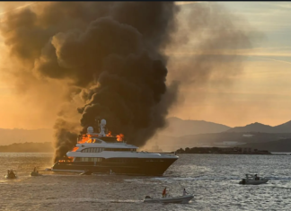 EL SUPERYATE “ATINA” DE HESSEN DE 47 METROS SE HUNDE TRAS UN DEVASTADOR INCENDIO EN OLBIA, ITALIA