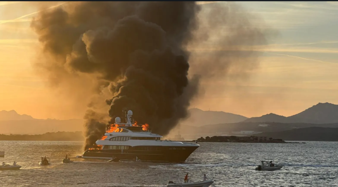 EL SUPERYATE “ATINA” DE HESSEN DE 47 METROS SE HUNDE TRAS UN DEVASTADOR INCENDIO EN OLBIA, ITALIA
