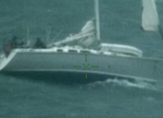 EL IMPRESIONANTE RESCATE A LOS DUEÑOS DE UN VELERO EN MEDIO DEL HURACÁN DEBBY