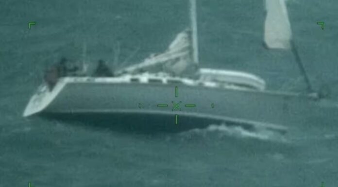 EL IMPRESIONANTE RESCATE A LOS DUEÑOS DE UN VELERO EN MEDIO DEL HURACÁN DEBBY