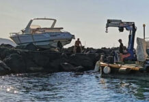 VIDEO – UN BARCO VUELA SOBRE LAS ROCAS DE LA ISLA DE ISCHIA Y EL CAPITÁN DA POSITIVO DE ALCOHOL