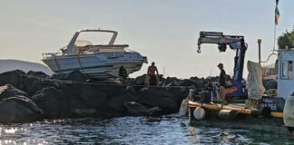 VIDEO – UN BARCO VUELA SOBRE LAS ROCAS DE LA ISLA DE ISCHIA Y EL CAPITÁN DA POSITIVO DE ALCOHOL