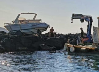 VIDEO – UN BARCO VUELA SOBRE LAS ROCAS DE LA ISLA DE ISCHIA Y EL CAPITÁN DA POSITIVO DE ALCOHOL