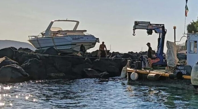 VIDEO – UN BARCO VUELA SOBRE LAS ROCAS DE LA ISLA DE ISCHIA Y EL CAPITÁN DA POSITIVO DE ALCOHOL