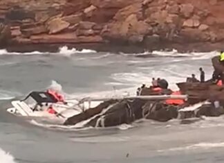 ESPAÑA – FUERTE TEMPORAL ARROJA CONTRA LAS ROCAS A DECENAS DE BARCOS EN FORMENTERA