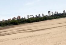 EL RÍO PARANÁ ESTÁ TAN BAJO QUE SE PUEDE CRUZAR A PIE ENTRE LAS ISLAS