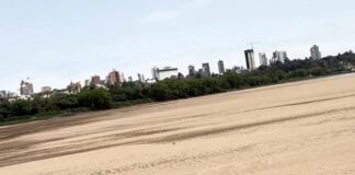 EL RÍO PARANÁ ESTÁ TAN BAJO QUE SE PUEDE CRUZAR A PIE ENTRE LAS ISLAS