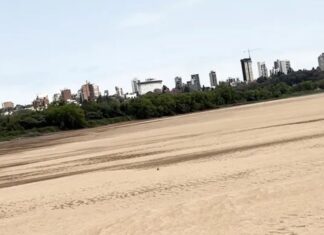 EL RÍO PARANÁ ESTÁ TAN BAJO QUE SE PUEDE CRUZAR A PIE ENTRE LAS ISLAS