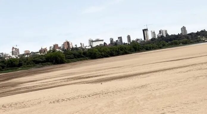 EL RÍO PARANÁ ESTÁ TAN BAJO QUE SE PUEDE CRUZAR A PIE ENTRE LAS ISLAS