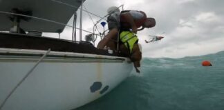 (VIDEO) GUARDACOSTAS RESCATAN A HOMBRE Y SU PERRO TRAS HUNDIRESE SU VELERO EN LA FLORIDA DURANTE EL HURACÁN HELENE