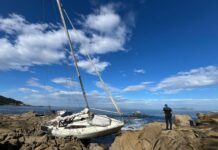 ESPAÑA – ENCALLA UN VELERO EN BAIONA Y SU TRIPULANTE LOGRA SALTAR A TIERRA