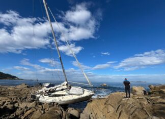 ESPAÑA – ENCALLA UN VELERO EN BAIONA Y SU TRIPULANTE LOGRA SALTAR A TIERRA