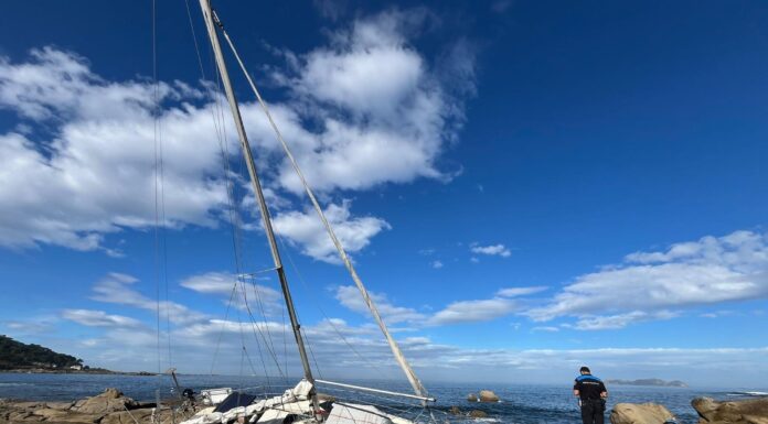 ESPAÑA – ENCALLA UN VELERO EN BAIONA Y SU TRIPULANTE LOGRA SALTAR A TIERRA