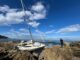 ESPAÑA – ENCALLA UN VELERO EN BAIONA Y SU TRIPULANTE LOGRA SALTAR A TIERRA