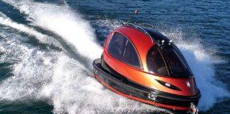 EL EXTRAÑO YATE CON FORMA DE CÁPSULA QUE PARECE UNA NAVE ESPACIAL