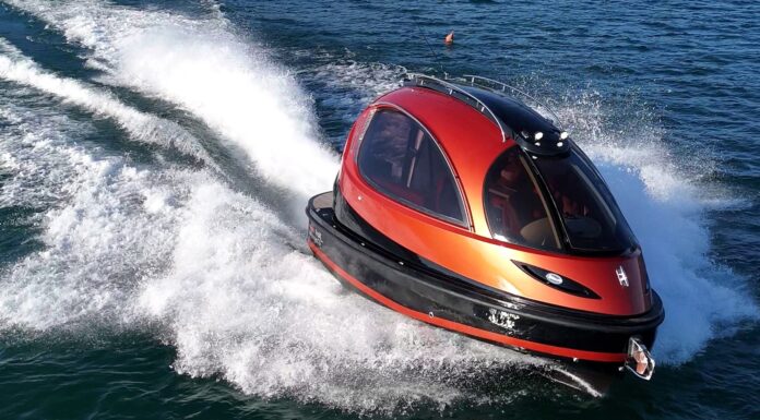 EL EXTRAÑO YATE CON FORMA DE CÁPSULA QUE PARECE UNA NAVE ESPACIAL