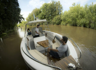 (VIDEO) AQUALUM 700, UNA LANCHA CONSOLA CENTRAL Y EQUIPAMIENTO FULL