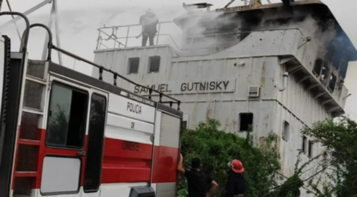 SE INCENDIÓ UN BARCO EN LA ORILLA DEL RÍO PARANÁ EN CORRIENTES