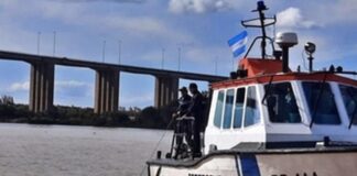 UN HOMBRE MURIÓ AL HUNDIRSE UNA LANCHA CON SIETE PERSONAS A BORDO