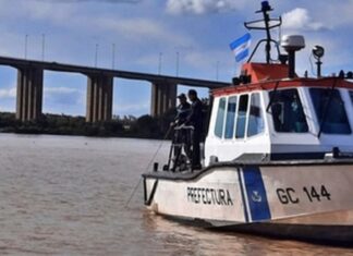 UN HOMBRE MURIÓ AL HUNDIRSE UNA LANCHA CON SIETE PERSONAS A BORDO