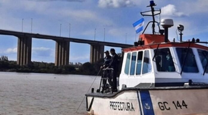 UN HOMBRE MURIÓ AL HUNDIRSE UNA LANCHA CON SIETE PERSONAS A BORDO