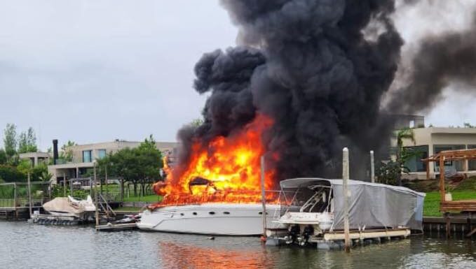 SE INCENDIÓ UN YATE EN EL BARRIO NÁUTICO ALBANUEVA