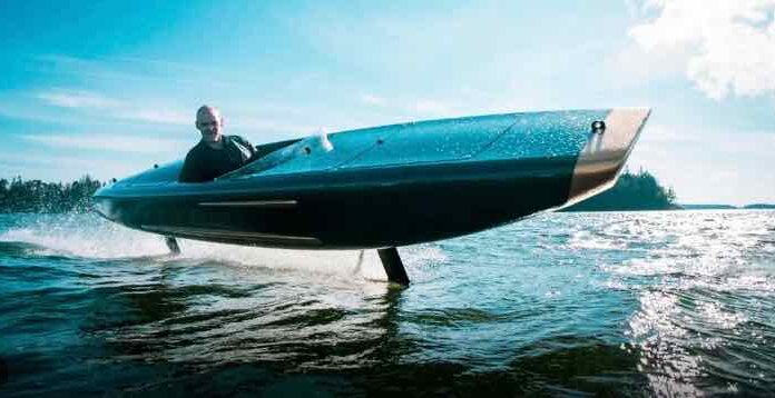 EL ESPECTACULAR BARCO ELÉCTRICO MONOPLAZA QUE SE INSPIRA EN LOS BRABHAM Y LOTUS DE LOS AÑOS 60