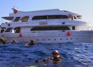 SE HUNDIÓ UN BARCO QUE HACÍA UNA EXPEDICIÓN DE BUDEO EN EL MAR ROJO: HAY TURISTAS DESAPARECIDOS