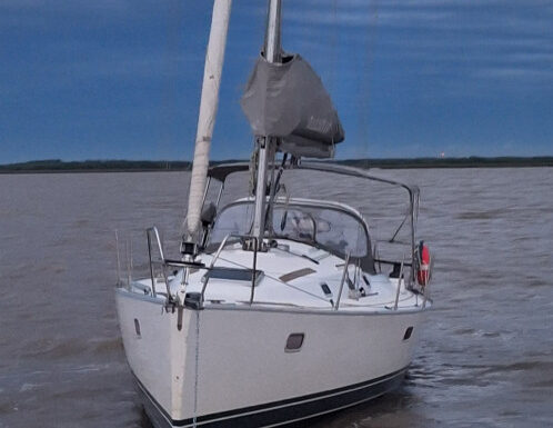 EMERGENCIA EN SAN ISIDRO: PREFECTURA RESCATÓ A SEIS PERSONAS A LA DERIVA EN VELERO EN EL RÍO DE LA PLATA