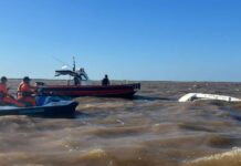 PREFECTURA RESCATÓ A LOS DOS TRIPULANTES DE UN VELERO QUE SE HIUNDIÓ EN EL RÍO DE LA PLATA