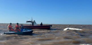 PREFECTURA RESCATÓ A LOS DOS TRIPULANTES DE UN VELERO QUE SE HIUNDIÓ EN EL RÍO DE LA PLATA