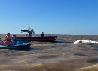PREFECTURA RESCATÓ A LOS DOS TRIPULANTES DE UN VELERO QUE SE HIUNDIÓ EN EL RÍO DE LA PLATA