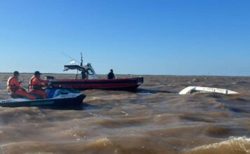 PREFECTURA RESCATÓ A LOS DOS TRIPULANTES DE UN VELERO QUE SE HIUNDIÓ EN EL RÍO DE LA PLATA