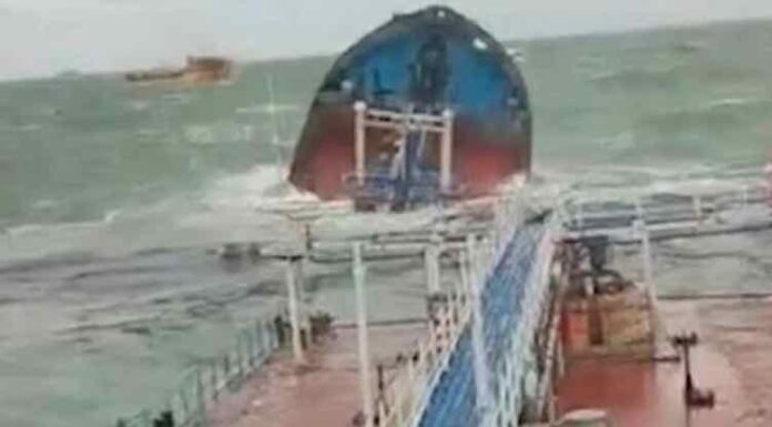 DERRAMES DE PETRÓLEO EN EL ESTRECHO DE KERCH TRAS LA ROTURA DE UN PETROLERO RUSO EN MEDIO DE UNA TORMENTA