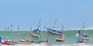 PERÚ – ENORMES OLAS DE 3 METROS ARRASAN EMBARCACIONES Y PROVOCAN INUNDACIONES