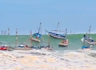 PERÚ – ENORMES OLAS DE 3 METROS ARRASAN EMBARCACIONES Y PROVOCAN INUNDACIONES