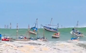 PERÚ – ENORMES OLAS DE 3 METROS ARRASAN EMBARCACIONES Y PROVOCAN INUNDACIONES
