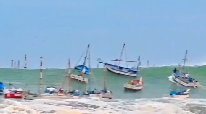 PERÚ – ENORMES OLAS DE 3 METROS ARRASAN EMBARCACIONES Y PROVOCAN INUNDACIONES