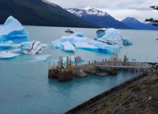 GRANDES TÉMPANOS CERCA DEL MUELLE IMPIDEN LA NAVEGACIÓN EN EL GLACIAR PERITO MORENO